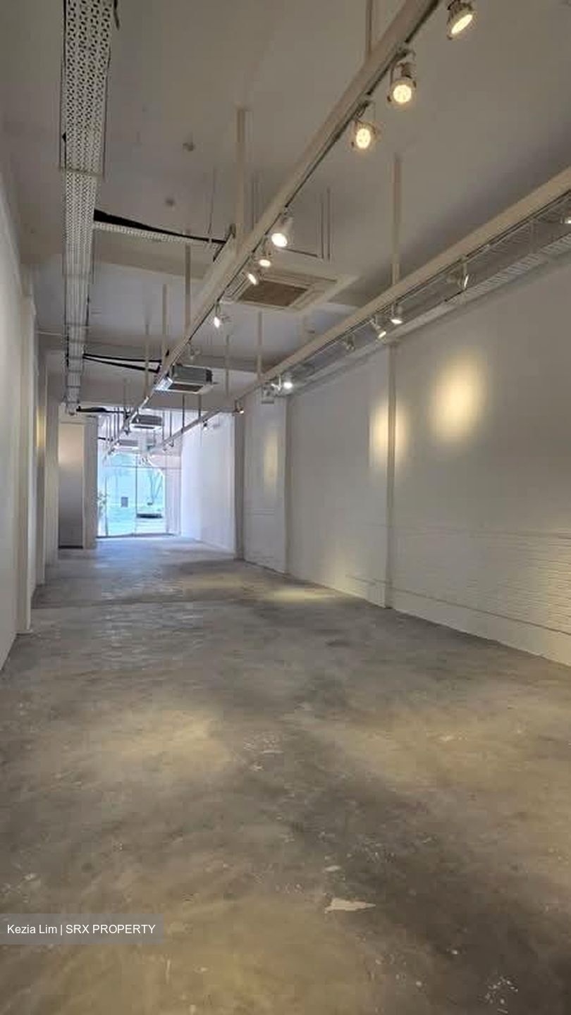 Beach Road (D7), Retail #555847831